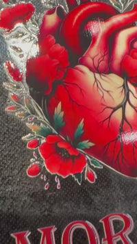 Cover Amor Fati – Cuore Anatomico & Papaveri Rossi